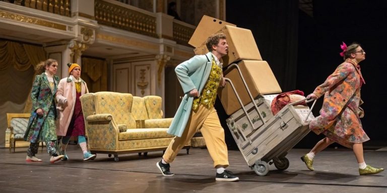 Sur la route des festivals : les compagnies indépendantes face au défi logistique et financier